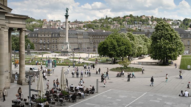 Torget Schlossplatz med staty och fontäner i Stuttgart, Tyskland. Foto: Shutterstock.