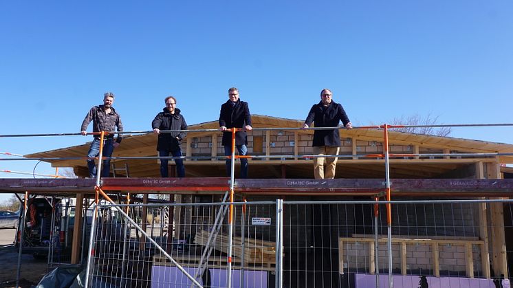 Pächter Benny Biehl, Architekt Dipl.-Ing. Volker Binding, Tourismusdirektor Oliver Behncke und Klaus-Heinrich Witt, Inhaber der Dachdeckerei Witt.Fehmarn GmbH & Co. KG, sind zum kleinen Richtfest vor Ort auf der Baustelle in Lemkenhafen.©TSF_LR