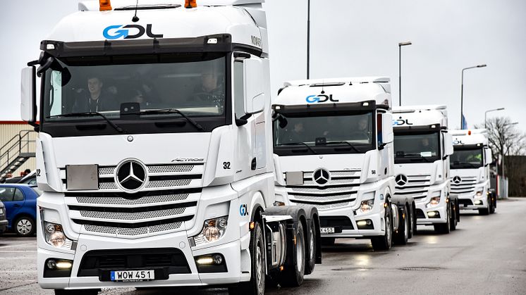 Nu har C-R Johansson / GDL fått de första av sina 80 Mercedes-Benz lastbilar.