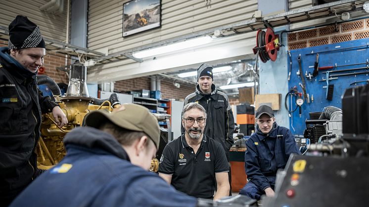 Bert-Erik Andersson med elever på Björknäsgymnasiet