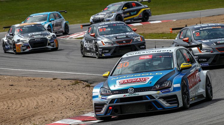 Fredrik Ekblom, VW Golf GTI (30), Robert Dahlgren, SEAT Leon (2). Foto: Tony Welam/STCC