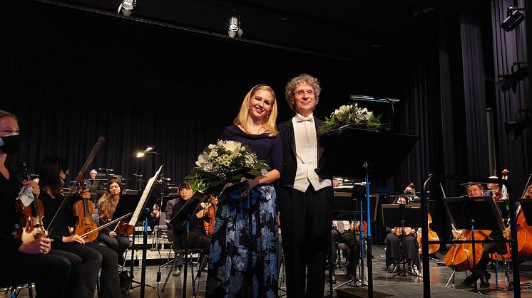 Freuen sich über ein gelungenes Konzert: Sopranistin Sophie-Magdalena Reuter, Dirigent Aldo Sisillo und die Nordwestdeutsche Philharmonie.