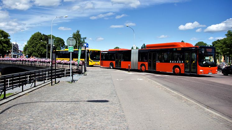 Ett körfält stängs av på Västra bron