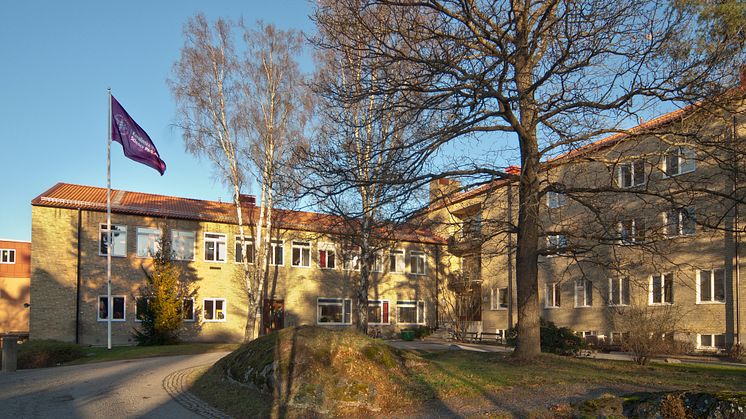 Efter 25 år i Råsunda flyttar Skandinaviska Kiropraktorhögskolan in på Karolinska Institutets campusområde. Den nya adressen är Fogdevreten 2.  Foto: Bosse Johansson.