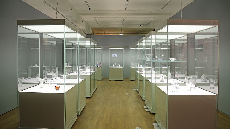 Blick in die Ausstellung "Finnisches Design - Glas und Silber" von Tapio Wirkkala"