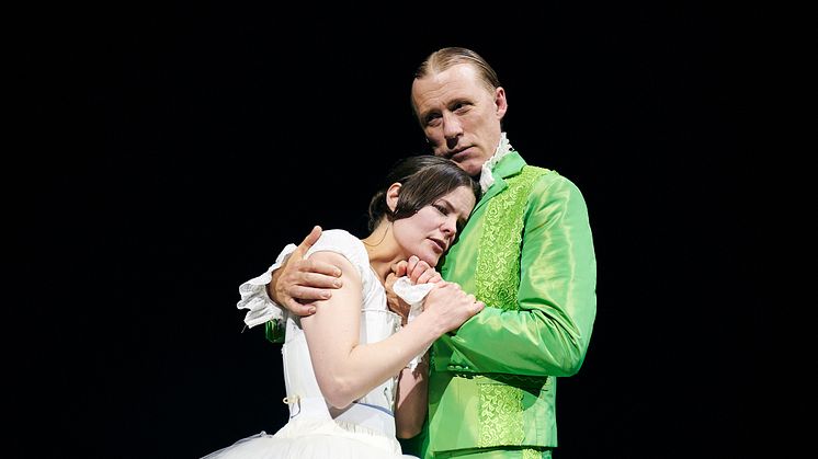 Kjersti Tveterås og Thorbjørn Harr på scenen i Nationaltheatrets oppsetning av Jane Eyre. Foto: Øyvind Eide