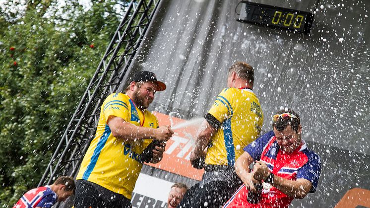 F.v: Calle Svadling, Hans-Ove Hansson og Ole Harald Kveseth feirer medaljene i nordisk mesterskap i STIHL Timbersports