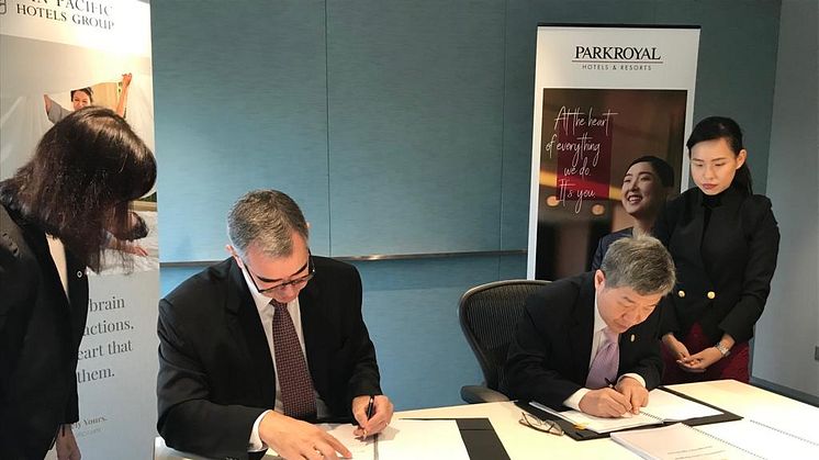 Pan Pacific Hotels Group’s CEO Mr Lothar Nessmann (left) and and Phachara Suites Co. Ltd’s Mr Thanin Laohapiengsak (right) at the signing of PARKROYAL Suites Bangkok