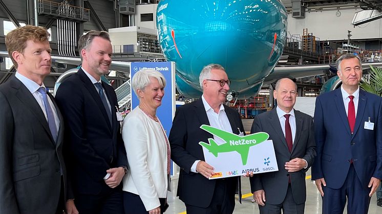 Auftakt zu NetZeroLEJ: Götz Ahmelmann (CEO Mitteldeutsche Flughafen AG), Helge Sachs (SVP Sasol), Sabine Klauke (CTO Airbus), Alexander Voigt (CEO HH2E), Bundeskanzler Olaf Scholz, Markus Otto (CEO EAT) - Foto: Mitteldeutsche Flughafen AG 