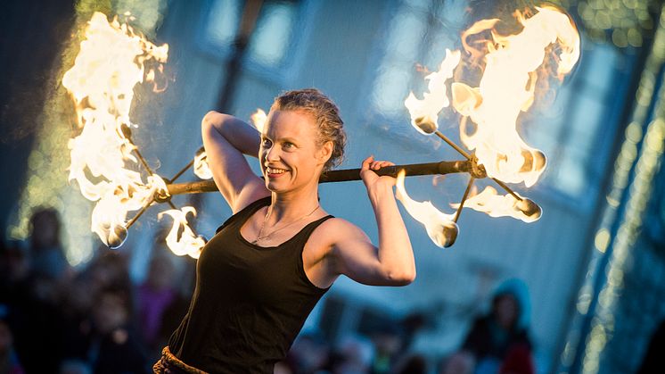 Eldfågel visar en trollbindande och stämningsfull eldshow klockan 16.30.