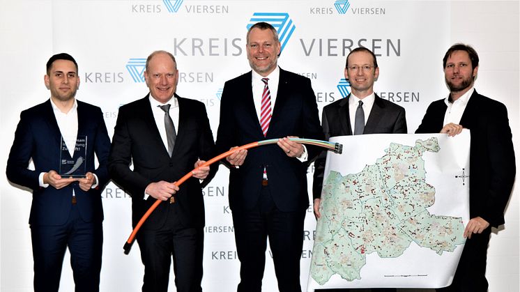 Flächendeckendes Glasfasernetz für Kreis Viersen: (v.l.) Jan Rimbach (Manager Förderung), Geschäftsführer Peter Kamphuis von Deutsche Glasfaser, Landrat Dr. Andreas Coenen, Abteilungsleiter Christian Böker und Breitbandkoordinator Sebastian Cüsters