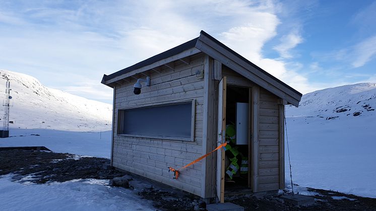 Huset beskytter radaren som overvåker snøskredfare på Stavbrekka. 
