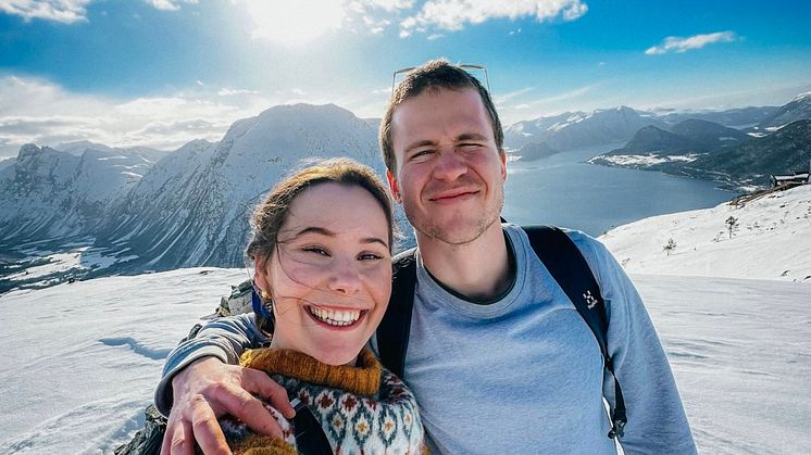 "How to Norway" med Dag Tolstoy og Katarina Moneta er en serie med YouTube-videoer som til nå ser sett over fire millioner ganger. Foto: Katarina Moneta, Snakk Kommunikasjon.