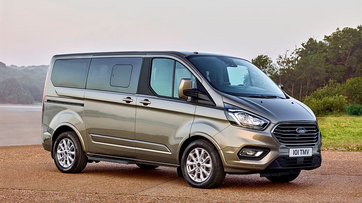 •	Der neue Ford Tourneo Custom eignet sich als exklusives Shuttle-Fahrzeug sowie als gehobenes Freizeit-Fahrzeug für Privatkunden.
