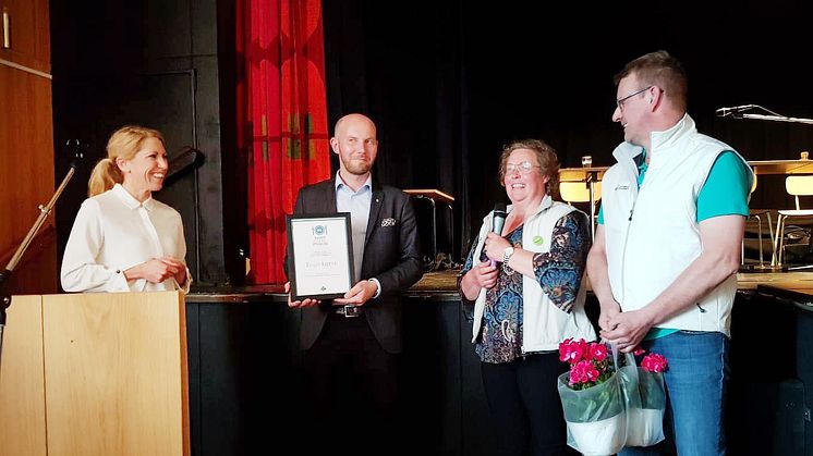 Theresa Hägglund, upphandlingschef på Bodens kommun, och Claes Nordmark (S), kommunalråd, tar emot ett diplom för Innovativ upphandling från Jenny Karlsson och Lars Eriksson på LRF Norrbotten.