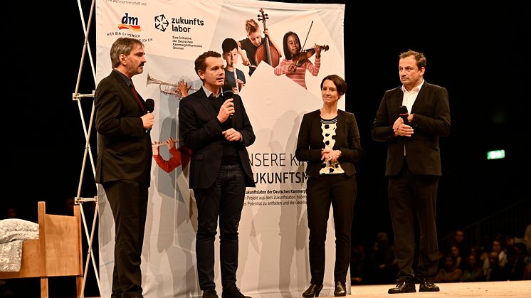 von links: Albert Schmitt, Managing Director, Kammerphilharmonie Bremen; Christoph Werner, Vorsitzender der dm-Geschäftsführung; Dr. Claudia Bogedan, Senatorin der Hansestadt Bremen; Hans-Martin Utz, Schulleiter GS Bremen-Ost; Foto: © Caspar Sessle