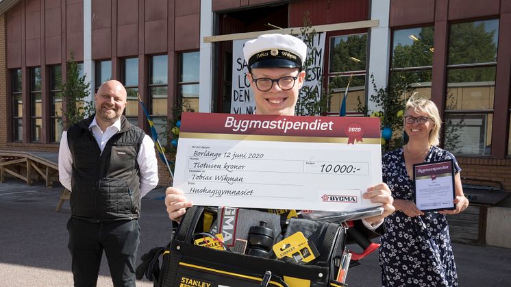 Årets Bygmastipendiat i Borlänge Tobias Wikman omgiven av Bygmas Niclas Ericsson och rektor Anna Torssander. Foto: Hasse Eriksson