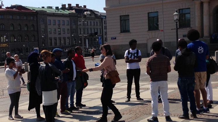 Vanja Larberg, från jubileumssatsningen Göteborg berättar, håller i en stadsvandring på tigrinja.