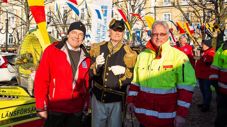 Baltzar von Platen (gestaltad av Rude Glantz) namngav den nya svävaren. Här är han flankerad av Stefan Nyrinder (t v ), vd Länsförsäkringar Östgöta, samt Håkan Andersson, stationsansvarig RS Vadstena/Motala.