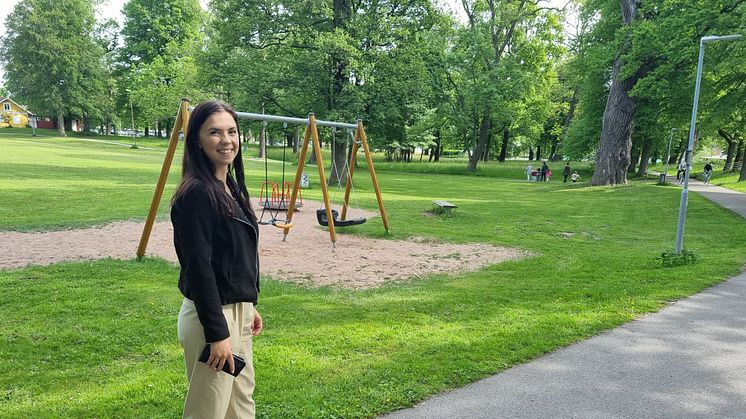 Folkhälsostrateg Linnéa Wiljén i Mariestads kommun är förväntansfull inför att få höra skolelevernas tankar om parken Alhagen. 
