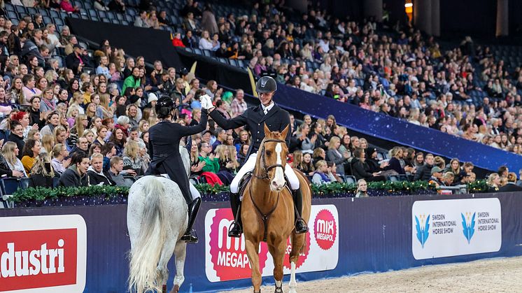 High five - nu blir det billigare för ridklubbar att uppleva Sweden International Horse Show på plats. Foto: Pernilla Hägg.