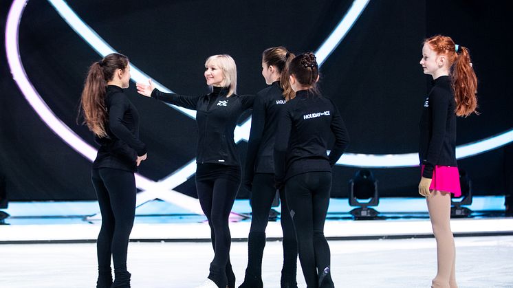 Die HOLIDAY ON ICE ACADEMY Nachwuchstalente mit Aljona Savchenko bei den Vorbereitungen auf Dancing on Ice