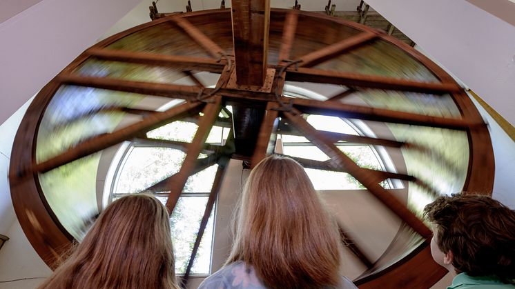 Det store vannhjulet starter reisen inn til museets utstillinger. Foto: Lars Opstad