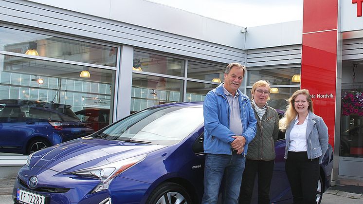 - Fornøyd med ny Prius: Karl Laurits og Oddrun Helskog sammen med bilselger Maja Evjenth.