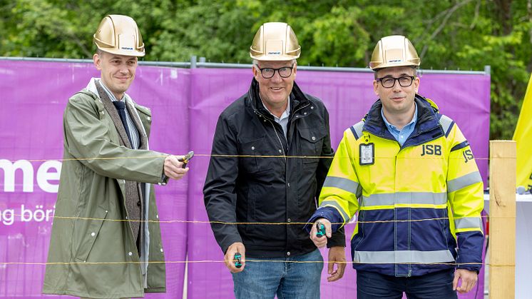 Jesper Brandberg, Mikael Källqvist och Fredrik Leo invigde byggstarten av Mässingen genom att klippa av mässingstråd.