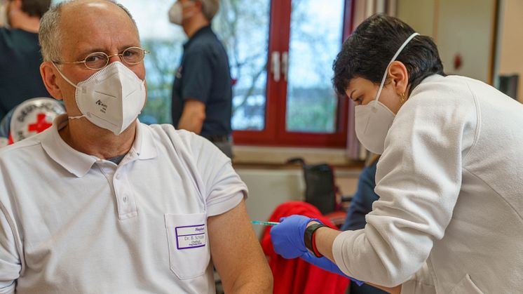 Dr. Bernd Schade, Chefarzt der Hephata-Klinik, bekommt von seiner Kollegin Evgenia Rashchiker die Impfung gegen Corona.