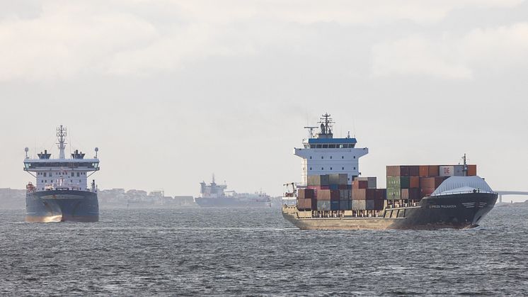 A large part of the Port of Gothenburg's ship traffic goes to, from or via the Port of Rotterdam. X-Press Feeders is an example of a shipping company that has direct traffic between ports every week. In this photo with the ship X-Press Mulhacen appro