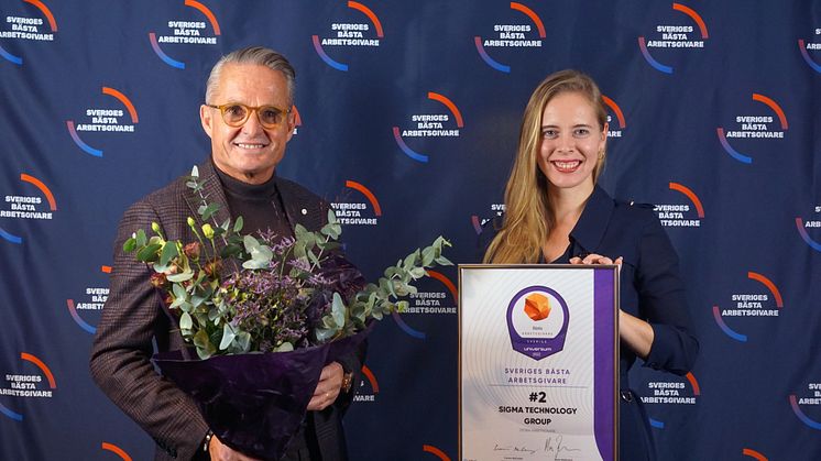 Carl Vikingsson, CEO at Sigma Technology Group, and Nataly Lamkén, Chief Communications Officer, receive Sweden's Best Employer recognition in Stockholm