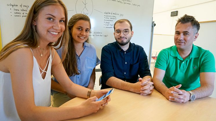 Studenterna Paulina Wittich, Hannah Kern, Abdulrahman Alassadi och Fatih Sayilir hoppas att EldHelp ska minska oron inför ålderdomen.