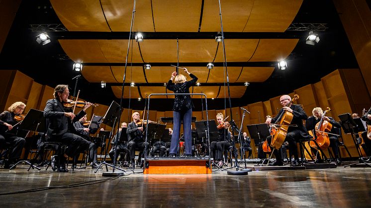 Från och med 12:00 tisdag 5 september kan alla med ett lånekort låna biljetter till Nordiska Kammarorkesterns konserter i Tonhallen på Sundsvalls stadsbibliotek.