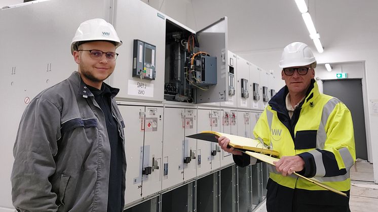 Projektleiter Frank Rathert (l.) und Schutztechniker Dominik Lasrich besprechen die anfallenden Arbeiten in der Schaltanlage.