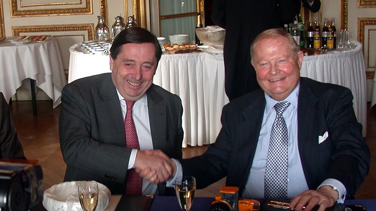 Patrick Faure (l.), Directeur Générale Adjoint (member of the board of RENAULT S.A.), and Helmut Claas (r.; 1926 - 2021) seal the new alliance between CLAAS and Renault Agriculture with a handshake on 23 February 2003
