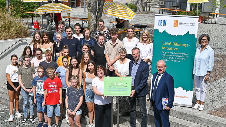 (v.r.) Direktorin Ute Multrus, Manfred Losinger ( Landratsamt Aichach-Friedberg), Walter Albrecht (LEW-Gruppe) mit Lehrerin Christine Pöller, die zusammen mit den Schüler:innen die Bewerbung eingereicht hatte. (LEW/Thorsten Franzisi) 