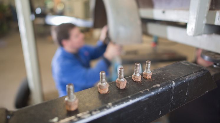 Ein Beschäftigter des Arbeitsbereichs der Hephata-Metallwerkstatt in Ziegenhain.