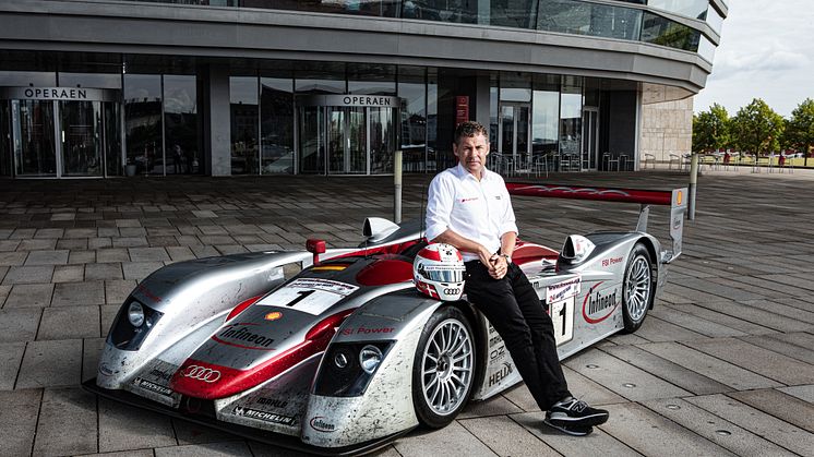 Tom Kristensen ved Audi Le Mans racer foran Operaen i København (foto Mads Dreier)