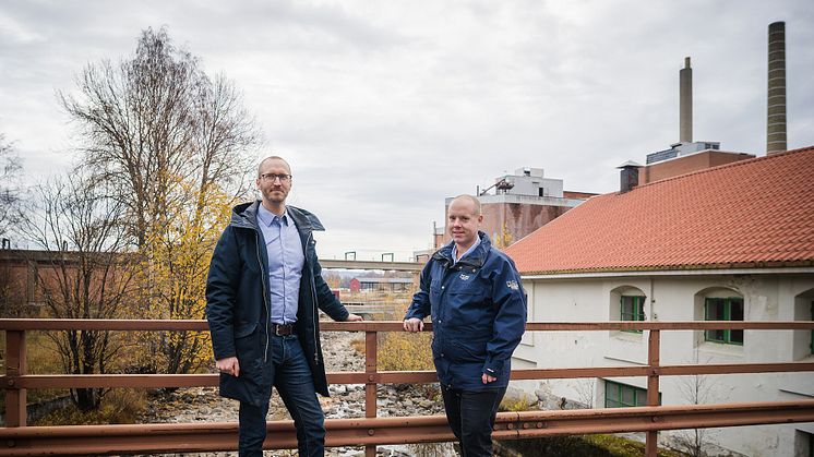 Björn Wiklander, Bolooba, och Andreas Sjölander, kommunstyrelsens ordförande i Härnösand, vid Utansjöverken.
