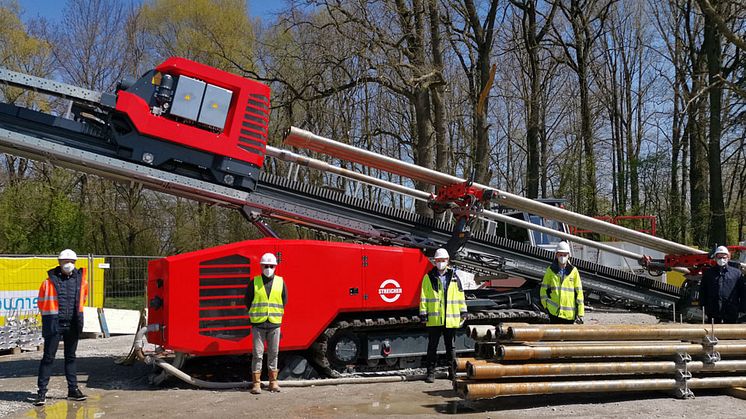 Der mächtige Spezialbohrer ist erstmals in Bayern im Einsatz. Sein Einsatz in Plattling dient der Stärkung des örtlichen Stromverteilnetzes und der Integration erneuerbarer Energien vor Ort.