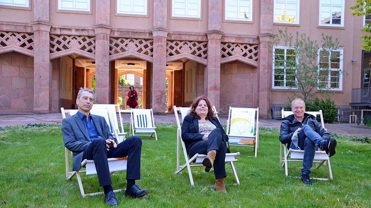 Prof. Josef Focht, Leontine Meijer-van Mensch und Dr. Olaf Thormann präsentieren die neuen Sitzgelegenheiten im Innenhof des Grassimuseums