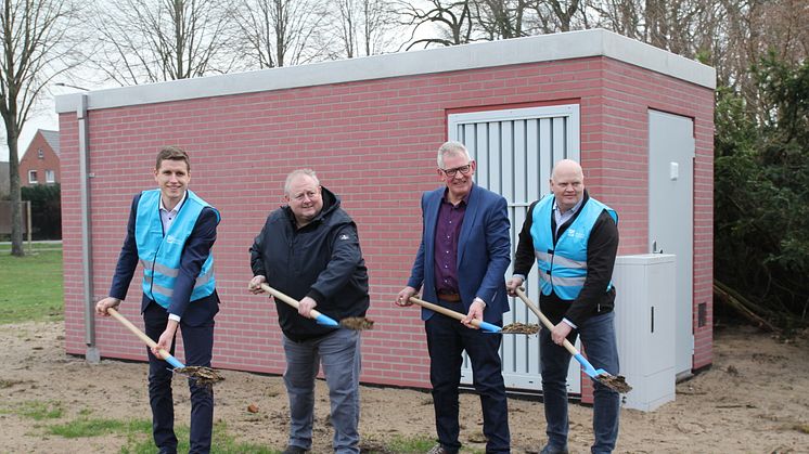 Von links: Guido Hill (Projektleiter Deutsche Glasfaser), Hindrik Bosch (stv. BGM Samtgemeinde Neuenhaus), Carl-Hendrik Staal (stv. BGM Stadt Neuenhaus), Ben Mejier (Projektmanager Bau Deutsche Glasfaser)