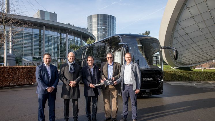 Die Übergabe feierten (v. li.)  Franz Schmidt, Verkauf Busse Scania Deutschland, Stephan de Haar, Erlebniswelt Autostadt, Luc Moulin, Direktor Verkauf Busse Scania Deutschland Österreich, Jürgen Röder, Bonovo VIP, und Maik Steinhausen, Bonovo.