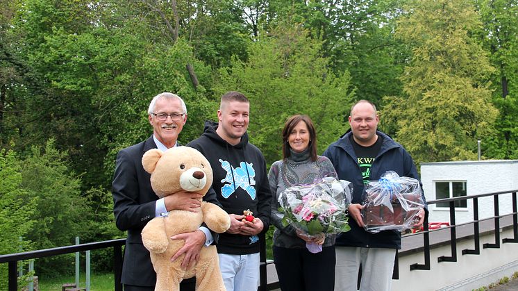 Kevin Zimmer (m. l.) und René Kaiser (r.) übergeben Constanze Weiß vom Kinderhospiz (m. r.) und dem ehrenamtliche Mitarbeiter Erwin Kießling (l.) die Spende