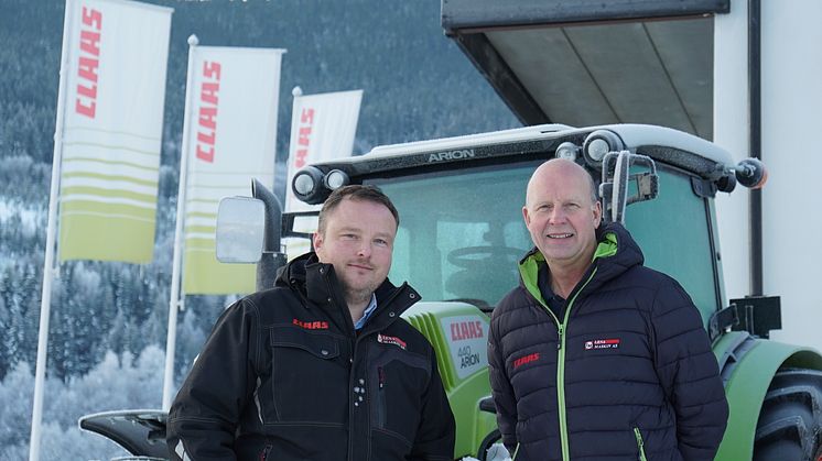 Rune Roland (t.v.) og Oddvar Brestad har lykkes godt med introduksjonen av CLAAS traktor i Valdres.