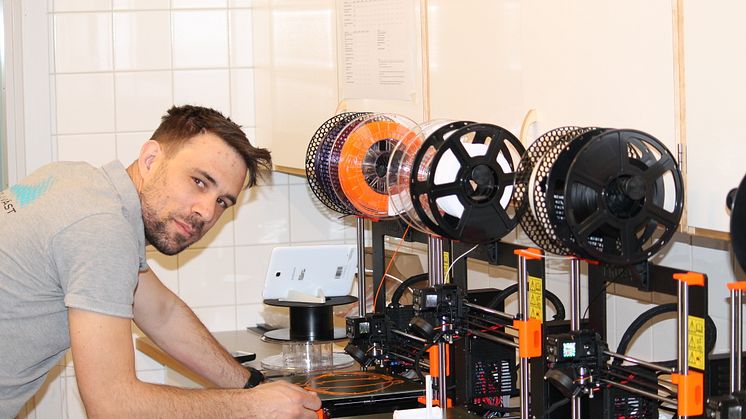 Här pågår 3D-printing av plastvisir till vården, på initiativ av studenten David Simonsson.