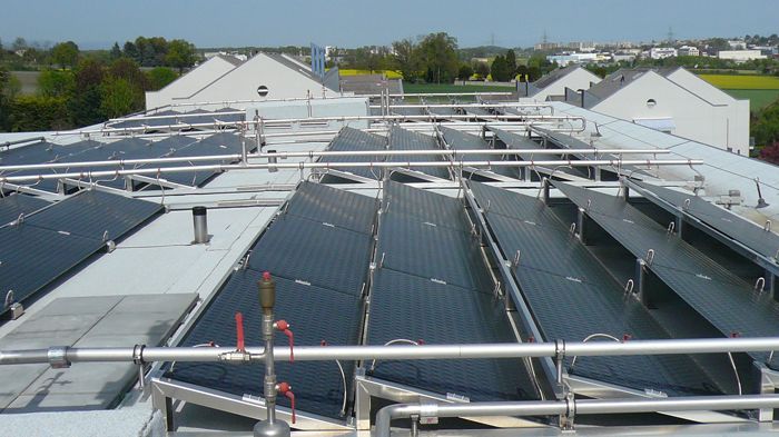 Solpaneler på en yta på drygt 1 600 kvm i bostadskomplexet Solar City, utanför Genéve.