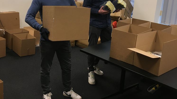 Torben Schumann (l.) und Timo Straube von Schleswig-Holstein Netz verpackten Arbeitshandschuhe und schickten sie an die Kommunen.