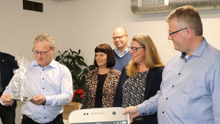 Administrerende direktør Søren Elisiussen modtager Rebild Kommunes handicappris 2018 af Thøger Elmelund Kristensen.